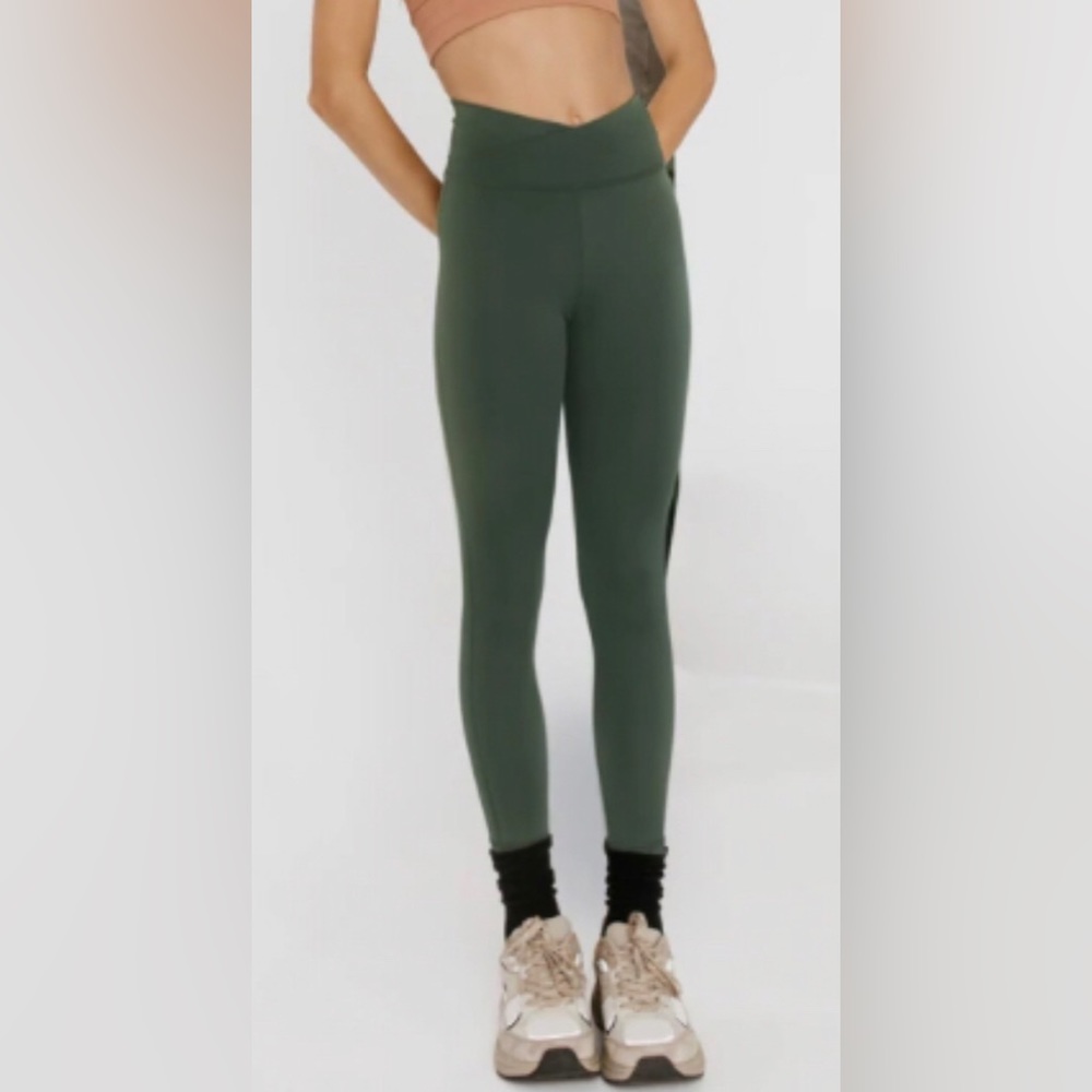 Green crossover leggings from five dancewear. Size small.